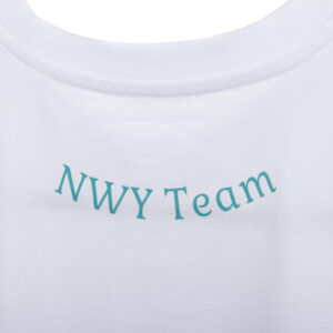 Бяла органична тениска "Nutrition With Yana" с игрив дизайн на череши – символ на жизненост и здраве.