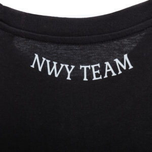 Черна органична тениска "PLZ USE IT" с дръзък дизайн – символ на интелигентност, хумор и критично мислене.